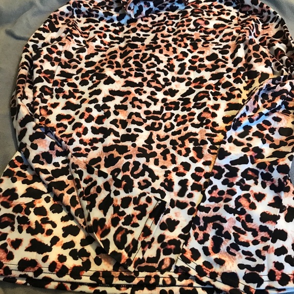 NWT Women’s Long Sleeved animal print Top *1 LEFT - Picture 8 of 8